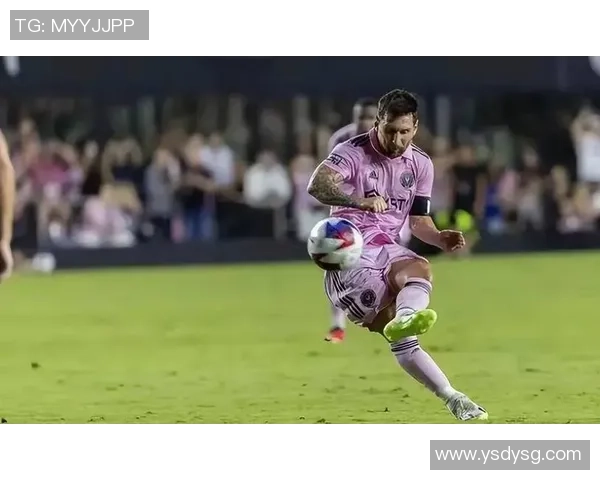 足球明星真人秀最新动态揭秘球场外的精彩生活与挑战