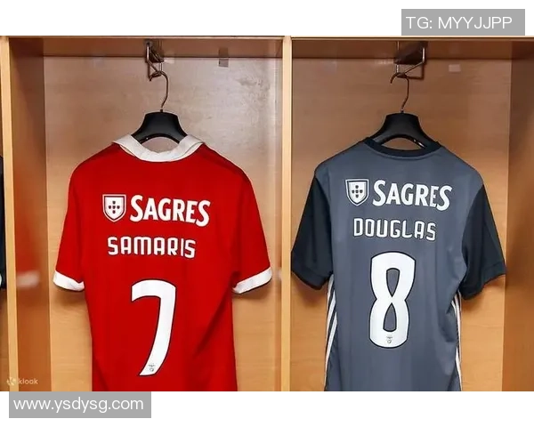 足球明星赛后更衣室球衣照片展示与背后故事揭秘 足球明星赛后更衣室球衣照片展示与背后故事揭秘